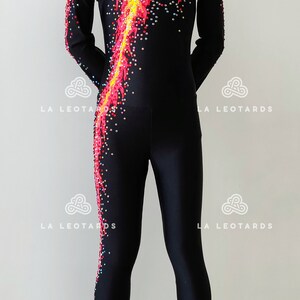 Puede incluir: Leotardo negro de manga larga con un dise&ntilde;o de llamas amarillas, rojas y rosas. El leotardo est&aacute; decorado con pedrer&iacute;a.