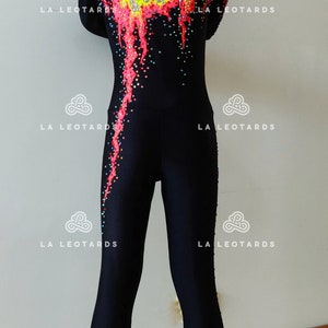 Puede incluir: Leotardo negro con un dise&ntilde;o colorido con detalles en amarillo, rosa y negro. El leotardo est&aacute; decorado con pedrer&iacute;a.