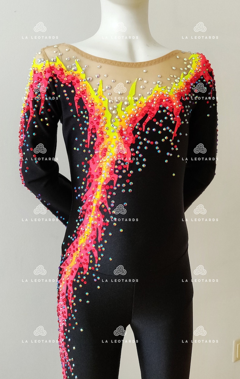 Puede incluir: Leotardo negro de manga larga con un dise&ntilde;o de llama colorido. El dise&ntilde;o presenta pedrer&iacute;a rosa, amarilla y azul.