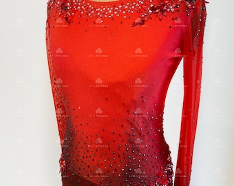 Abito da pattinaggio artistico con cristalli rossi: costume da ballo con schiena in pizzo