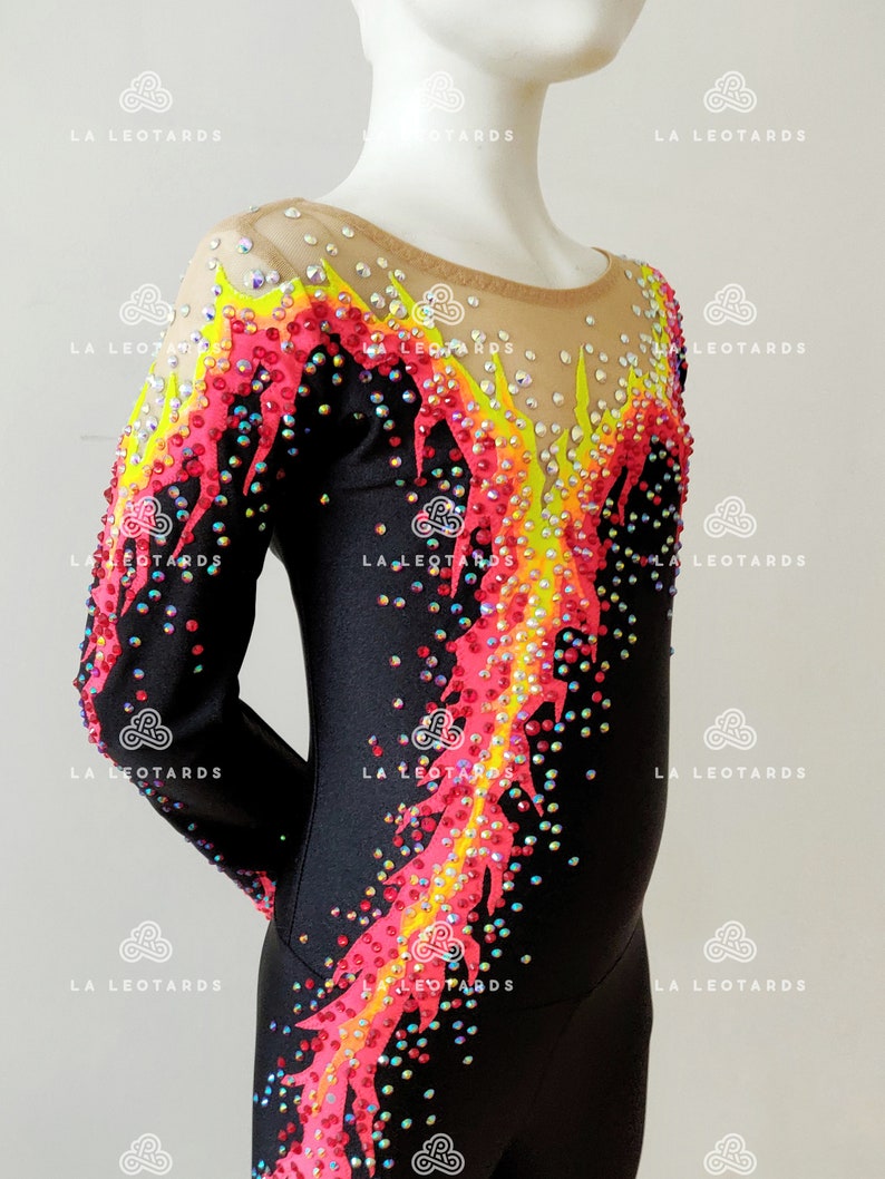 Puede incluir: Leotardo negro de manga larga con un dise&ntilde;o de llama colorido. El dise&ntilde;o presenta pedrer&iacute;a roja, amarilla y rosa.