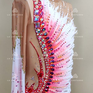 K&ouml;nnte beinhalten: Ein wei&szlig;er und rosa Body mit einem roten und wei&szlig;en Federdesign. Der Body ist mit Strasssteinen besetzt und hat einen hohen Ausschnitt.