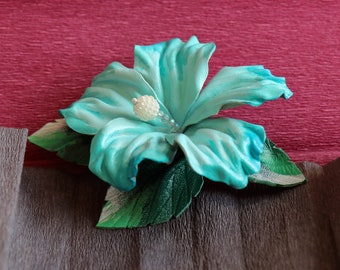 Leren hibiscus haarclip, Lichtblauwe leren bloem gemaakt door Oksana