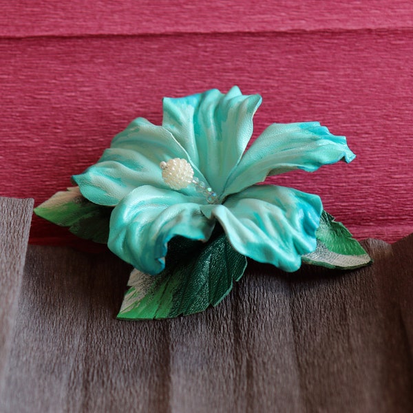 Hibiskus-Haarspange aus Leder, hellblaue Lederblume von Oksana