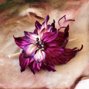 Pasador/peine/clip de pelo de flor fucsia de cuero hecho por Oksana