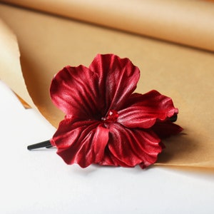 Pasador/peine/horquilla de hibisco rojo fabricado por Oksana