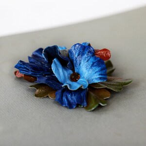 Altos en cuir, barrette à cheveux fleurie bleue fabriquée par Oksana image 5