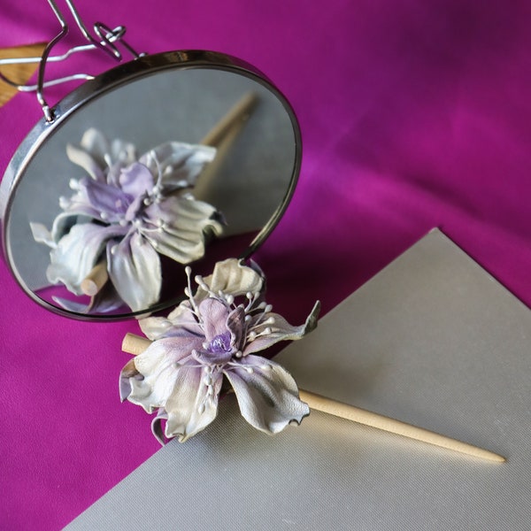 Fleur violette en cuir sur tige en bois, accessoires fabriqués par Oksana
