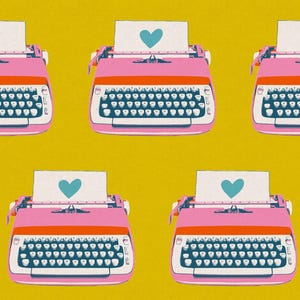 Puede incluir: Patrón repetido de máquinas de escribir rosas con detalles en naranja y papel blanco con un corazón turquesa. Las máquinas de escribir tienen teclas negras sobre un fondo amarillo.