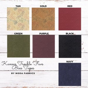 Könnte beinhalten: Eine Sammlung von Stoffproben in verschiedenen Farben, darunter Beige, Gold, Rot, Grün, Lila, Schwarz und Marineblau. Die Proben sind mit ihren entsprechenden Farben beschriftet. Der Text "Kansas Trouble Favs Bias Tapes BY MODA FABRICS" ist unter den Proben gedruckt.