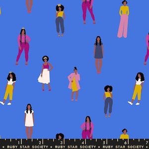 Puede incluir: Un fondo azul con un patrón repetitivo de mujeres que llevan diferentes atuendos y peinados. Las mujeres llevan todas coronas y tienen piel oscura. Los atuendos incluyen un vestido rosa, una falda blanca, un vestido amarillo, un vestido azul, una chaqueta amarilla y un traje de pantalón rosa.