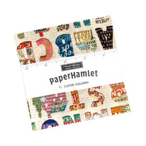 Könnte beinhalten: Ein Stapel Stoffquadrate mit einem Vintage-Druck mit bunten Buchstaben und Wörtern. Das Etikett lautet "Paper Hamlet" von Cathe Holden. Ein Lineal ist auf dem Stoff enthalten.