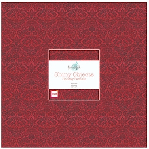 Puede incluir: Tela roja con un patrón de damasco. La tela está etiquetada como "Shiny Objects Holiday Twinkle" por "Flair & Funk" y tiene un logotipo "RJR". La tela es de 42 piezas, 10" x 10".