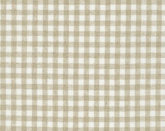 Può includere: Un tessuto intrecciato caratterizzato da un motivo a quadretti vichy ripetuto in una combinazione di colori beige neutro e bianco. Il tessuto mostra una griglia coerente di piccoli quadrati alternati, creando un aspetto equilibrato e uniforme.