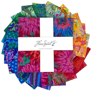 Op de afbeelding: Een set van 16 stoffen vierkanten met verschillende bloemenpatronen in tinten roze, blauw, groen en oranje. De vierkanten zijn gerangschikt in een cirkel rond een witte kaart met de tekst "Free Spirit" in zwart gedrukt.