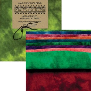 Op de afbeelding: Een set van 10 handgekleurde wollen stofvierkanten in verschillende tinten groen, rood, oranje, paars en blauw. De stof is gebonden en geverfd in een tie-dye-patroon. De stof is van Primitive Gatherings, een bedrijf dat gespecialiseerd is in handgekleurde wol.