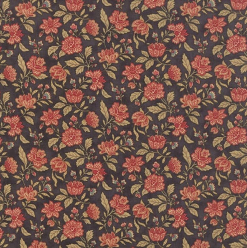 Puede incluir: Una tela marr&oacute;n oscura con un patr&oacute;n repetitivo de peque&ntilde;as flores rojas y doradas. La tela tiene un aspecto vintage y ser&iacute;a perfecta para acolchar, manualidades o decoraci&oacute;n del hogar.
