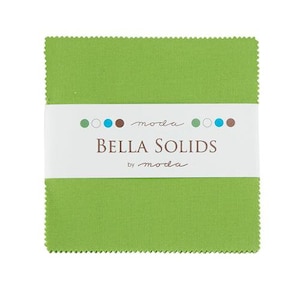Könnte beinhalten: Ein grünes Stoffquadrat mit dem Text "moda Bella Solids by moda" auf einem weißen Etikett.