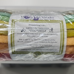 Op de afbeelding: Een bundel kleurrijke wollen stof in tinten groen, geel, oranje en rood. De stof is verpakt in plastic en gelabeld "Retro Farmhouse Wool Bundle" met de tekst "Een heerlijke verzameling van alle prachtige Fig Tree kleuren die je geweldig zult vinden!"