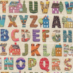 Könnte beinhalten: Ein Stoffpaneel mit dem Alphabet, wobei jeder Buchstabe in einem einzigartigen, farbenfrohen Collage-Stil gestaltet ist. Die Buchstaben sind mit Vintage-Werbung, Illustrationen und Text gefüllt, vor einem cremefarbenen Hintergrund mit schwachem Text.