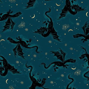 Puede incluir: Un patrón continuo que presenta siluetas de dragones negros en varias posturas de vuelo sobre un fondo verde azulado oscuro, intercaladas con pequeñas lunas crecientes doradas y estrellas de varias puntas dispersas.
