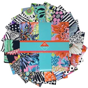 Peut inclure: Un ensemble de 12 carrés de tissu de 1/4 de yard présentant une variété de motifs colorés et abstraits. Les tissus sont disposés en cercle avec une étiquette au centre qui indique "Kaffe Fassett Collective for FreeSpirit Fabrics".