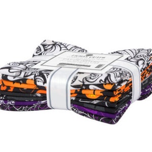 Peut inclure: Un lot de 10 coupons de tissu sur le thème d'Halloween, en noir, blanc, orange et violet, avec différents motifs effrayants. Le tissu est de la collection "Light Cutta" de "Fat Quarter Shop".