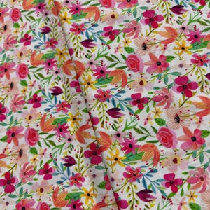 Forest Friends - Tela floral marfil de Mia Charro - Tela de algodón