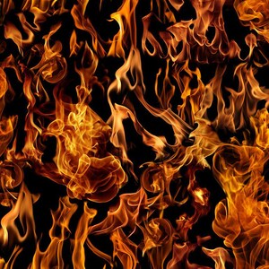 Könnte beinhalten: Ein nahtloses Muster aus Flammen in Orange- und Gelbtönen auf schwarzem Hintergrund. Das feurige Design weist dynamische, wirbelnde Formen auf, die ein Gefühl von Bewegung und Hitze erzeugen. Der Gesamteffekt ist ein lebendiges und energiegeladenes Bild.