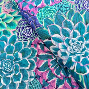 Könnte beinhalten: Ein blaugrüner, rosa und violetter Stoff mit einem sich wiederholenden Muster aus Sukkulenten.