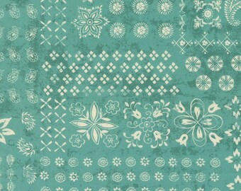 Puede incluir: Una tela azul turquesa con un patrón blanco de varias formas geométricas y diseños florales. La tela tiene un aspecto desgastado, lo que le da un toque vintage.
