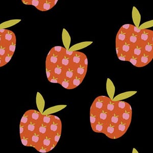 Könnte beinhalten: Ein sich wiederholendes Muster aus stilisierten Äpfeln auf schwarzem Hintergrund. Die Äpfel sind rot-orange und mit kleineren rosa Apfelformen verziert. Jeder Apfel hat zwei grüne Blätter.