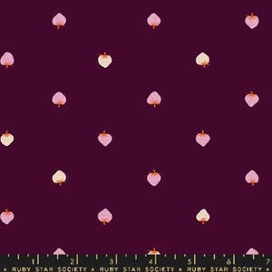 Puede incluir: Tela morada oscura con un patrón repetido de fresas en tonos rosa y crema. Las fresas tienen tallos verdes. El texto "RUBY STAR SOCIETY" está en la parte inferior. Ideal para proyectos de costura.