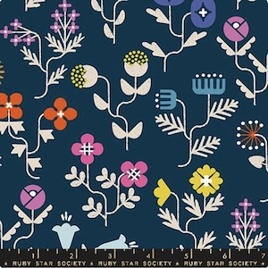 Puede incluir: Una tela azul oscuro con un estampado floral repetido. El diseño incluye flores estilizadas en tonos rosa, naranja, amarillo y azul, con tallos y hojas blancas. El texto "RUBY STAR SOCIETY" está en la parte inferior.