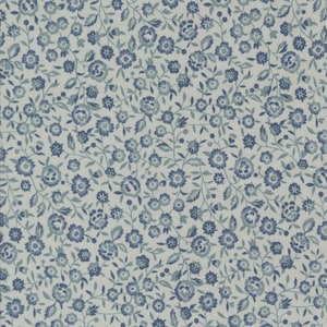 Sacre Bleu - Tissu Renoncule Florals Ciel Blue par French General - Moda Fabrics - Tissu en coton