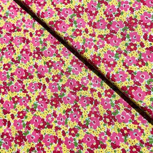 上品なダーリン - リンゼイ ウィルクスによる上品な花柄の黄色の生地 - コットン生地