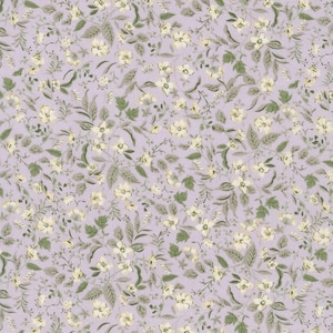 Op de afbeelding: Een naadloos patroon van kleine, crèmekleurige bloemen en groene bladeren op een lichtpaarse achtergrond. Het bloemmotief is dicht opeengepakt, waardoor een textuur ontstaat. De bladeren zijn in verschillende tinten groen en grijs.