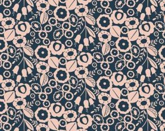 Tela de lona con estampado floral azul marino: Emilia Adele de Megan Carter