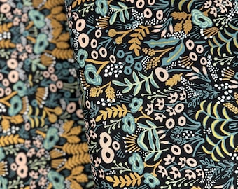 Menagerie wandtapijt canvasstof: middernacht bloemen metallic van Rifle Paper Co.