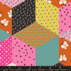 Può includere: Un design di tessuto patchwork con una varietà di motivi e colori, tra cui rosa, arancione, giallo, blu e nero. I motivi includono stelle, farfalle, pois e motivi floreali. Il tessuto è tagliato in forme geometriche e cucito insieme per creare un effetto trapunta. Il tessuto è etichettato "Ruby Star Society".