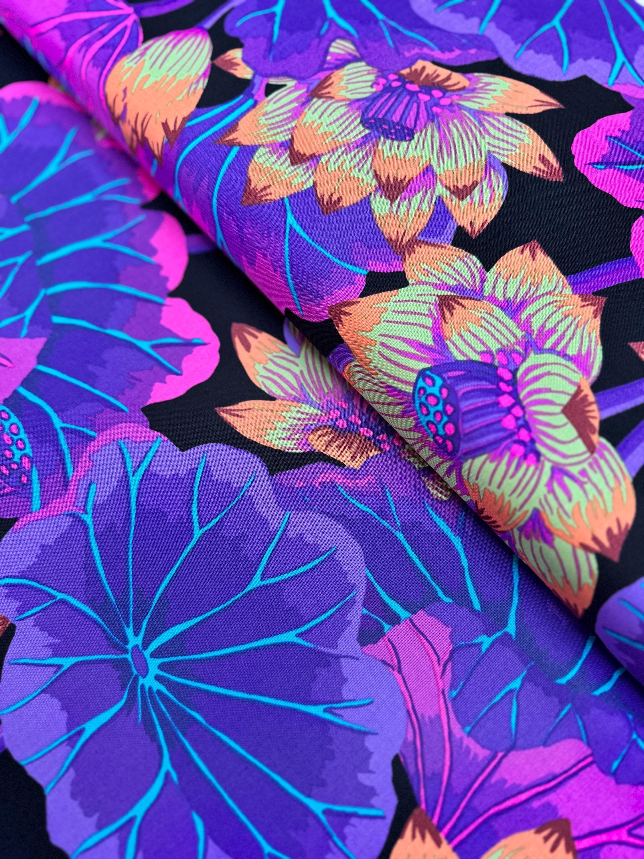 Kaffe Fassett Collective Classics - Lake Blossoms Schwarz Stoff von Philipp Jacobs für Free Spirit Fabrics - 100% Quilting Baumwolle