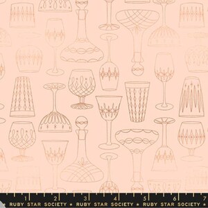 Puede incluir: Un fondo rosa con un patrón repetido de ilustraciones de contorno dorado de diferentes cristalerías, incluyendo copas de vino, decantadores y copas.