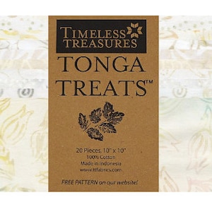 Pode incluir: Um pacote de 20 quadrados de tecido Tonga Treats, cada um medindo 25,4 cm por 25,4 cm. O tecido é de cor bege claro com um padrão floral e é feito de 100% algodão. O pacote é etiquetado como "Tonga Treats" e "Timeless Treasures".