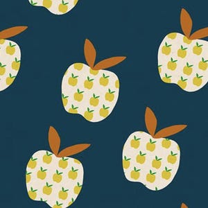 Könnte beinhalten: Ein sich wiederholendes Muster stilisierter Äpfel auf dunkelblauem Hintergrund. Die Äpfel sind cremefarben mit gelben Apfelgrafiken und braunen Stielen und Blättern. Das Design ist einfach und modern.