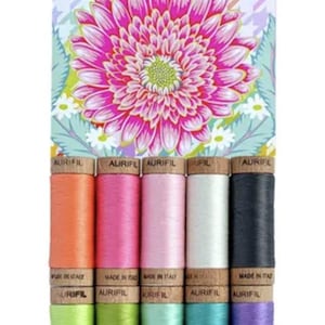 Op de afbeelding: Een set van acht spoelen Aurifil garen in verschillende neonkleuren. De spoelen zijn gerangschikt in twee rijen van vier. De spoelen zijn gelabeld met "Aurifil" en "Made in Italy".