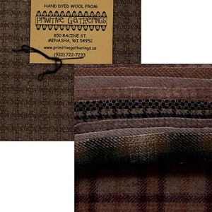 Puede incluir: Primer plano de una variedad de telas de lana teñidas a mano en tonos marrones, negros y grises. Las telas tienen diferentes texturas y patrones, incluyendo cuadros, rayas y un color sólido. Las telas son de Primitive Gatherings, una empresa que vende lana teñida a mano.