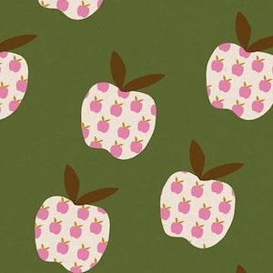 Pode incluir: Padrão repetitivo de maçãs estilizadas sobre um fundo verde. As maçãs são brancas com gráficos de maçãs rosa e caules e folhas marrons. Este design é adequado para tecidos, papel de parede ou outras aplicações decorativas.