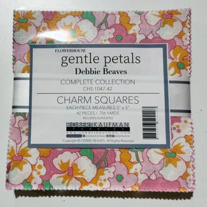 Paquete de adornos Gentle Petals de Debbie Beaves: 42 cuadrados de tela precortados de 5" x 5"