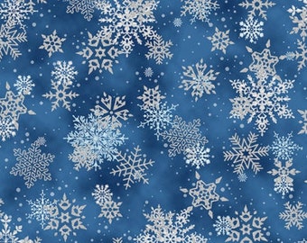 Può includere: Uno schema senza cuciture di fiocchi di neve argentati su uno sfondo blu. I fiocchi di neve sono di varie dimensioni e forme, creando un design festoso e invernale.