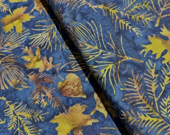 Puede incluir: Tela azul con un patrón batik amarillo y naranja de hojas y agujas de pino.